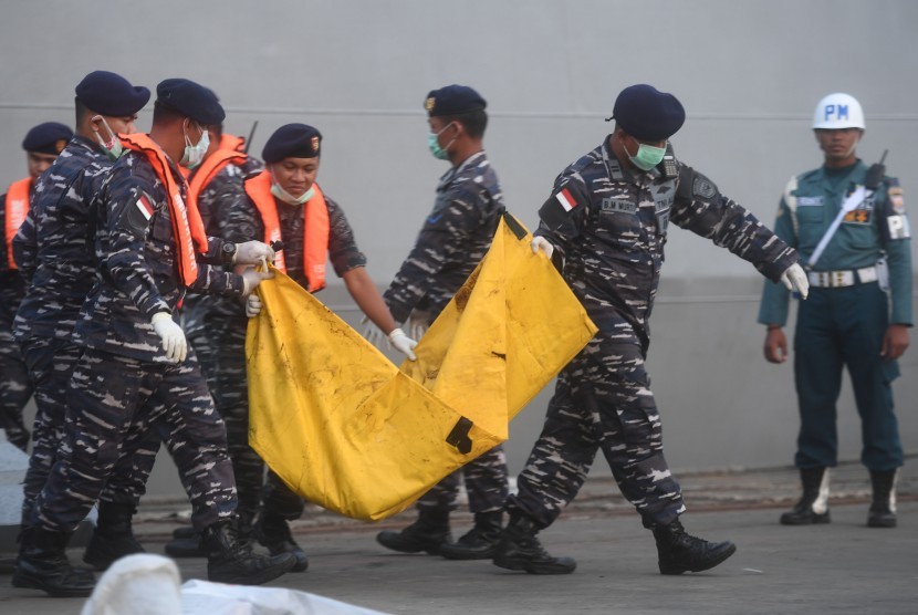 Anggota TNI AL membawa kantong jenazah korban jatuhnya pesawat Lion Air bernomor registrasi PK-LQP dengan nomor penerbangan JT 610 di Pelabuhan Tanjung Priok, Jakarta, Kamis (1/11/2018).