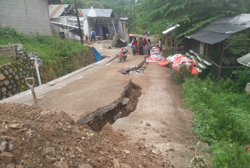 Tanah rengkah di Kota Sawahlunto menyebabkan sedikitnya 16 rumah rusak. 