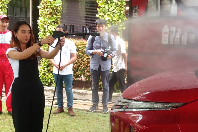 Demo penggunaan Water Repellant Mitsubishi yang membuat mobil punya efek daun talas, Jumat (2/11).
