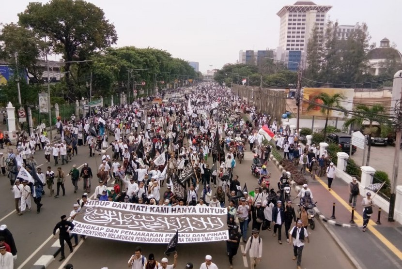 Participants of the second tawheed defense rally start to walk from Masjid Istiqlal to State Palace, Friday (Nov 2). 