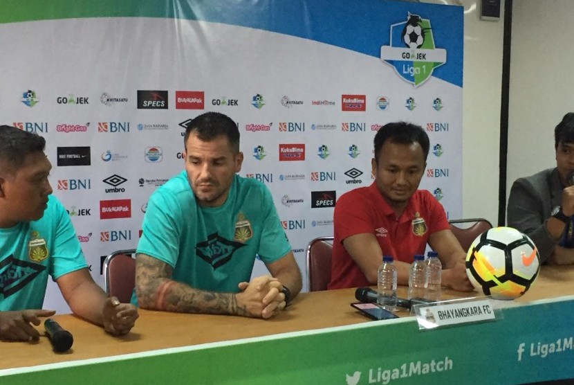 Pelatih Bhayangkara FC Simon McMenemy (dua kiri) dan pemain Bhayangkara FC Wahyu Tri Nugroho di Stadion PTIK, Jakarta, Jumat (2/11).