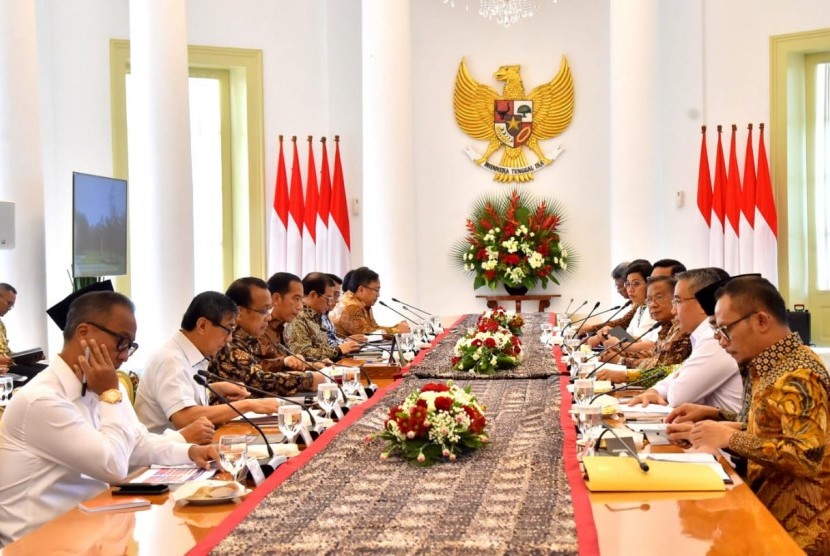 Rapat terbatas membahas dana desa dan kelurahan.