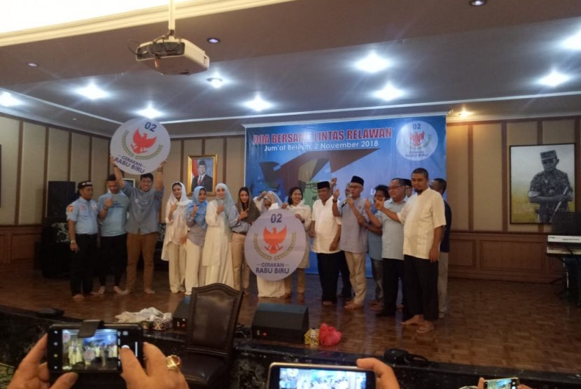 Ketua Badan Pemenangan Nasional (BPN) Prabowo Subianto-Sandiaga Solahuddin Uno, Djoko Santoso bersama para relawan menghadiri launching program Rabu Biru dan Jumat Berkah, di Jalan Bambu Apus Raya, Jakarta Timur, Jumat (2/11). 