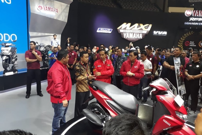 Presiden joko widodo ketika mengunjungi pameran Indonesia Motorcycle Show  (IMOS) di Jakarta Convention Centre Jakarta (3/11).