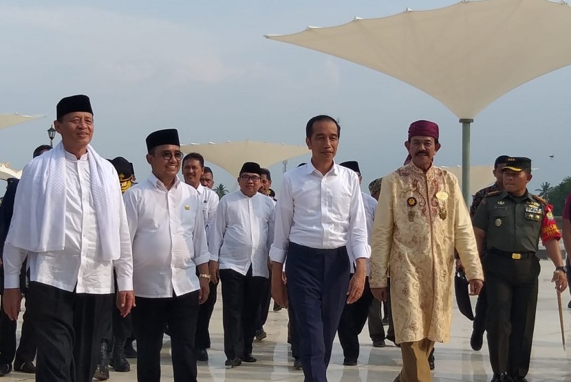 Presiden Joko Widodo mengunjungi situs Kesultanan Banten di Kota Serang, Banten, Sabtu (3/11).