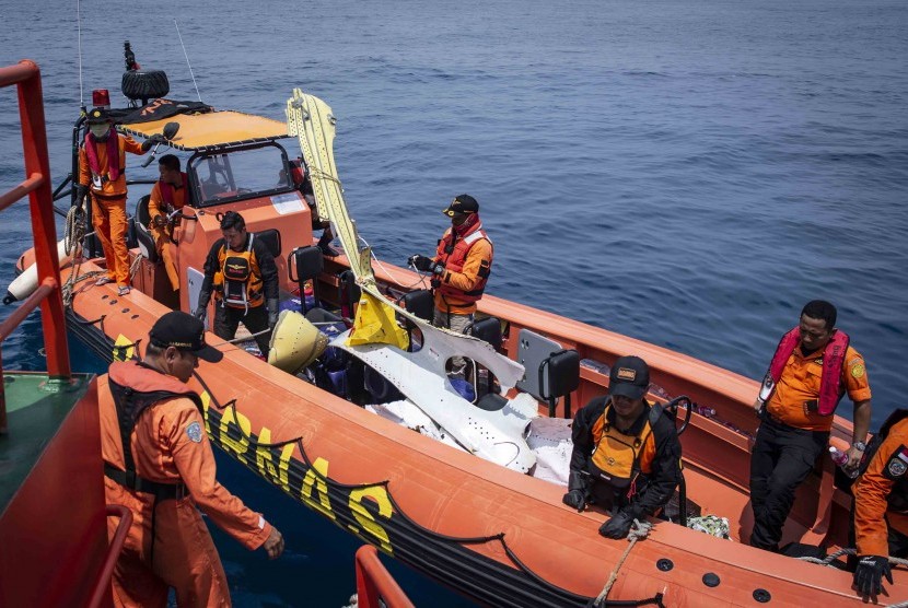 Petugas Basarnas mengevakuasi puing-puing pesawat Lion Air bernomor registrasi PK-LQP dengan nomor penerbangan JT610 ke Kapal KN Sar Sadewa, di perairan Tanjung Karawang, Jawa Barat, Sabtu (3/11). 