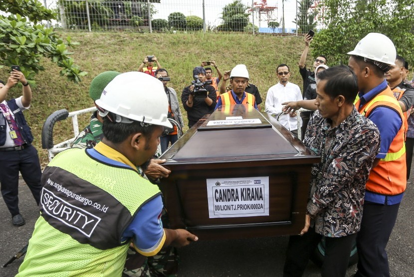 Cargo staffs helped by the army carry the coffin of Lion Air JT 610 victim, Chandra Kirana at Sultan Mahmud Baddarudin (SMB) II Airport, Palembang, South Sumatra, Saturday (Nov 3).