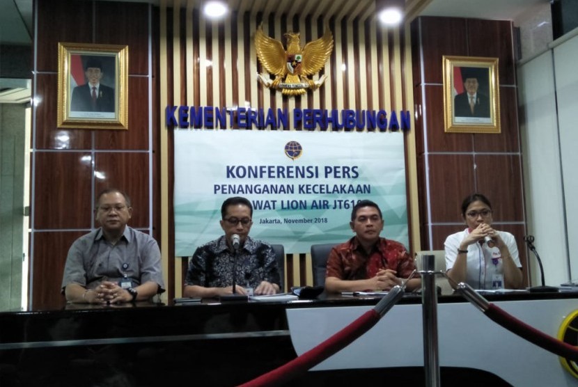 Dirjen Perhubungan Udara Kemenhub, Pramintohadi Sukarno saat memberi keterangan pers penanganan kecelakaan pesawat Lion Air JT610, di Kantor Kementerian Perhubungan, Sabtu (3/11).