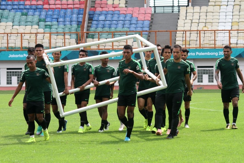 Pesepak bola timnas Indonesia menjalani latihan. (ilustrasi)