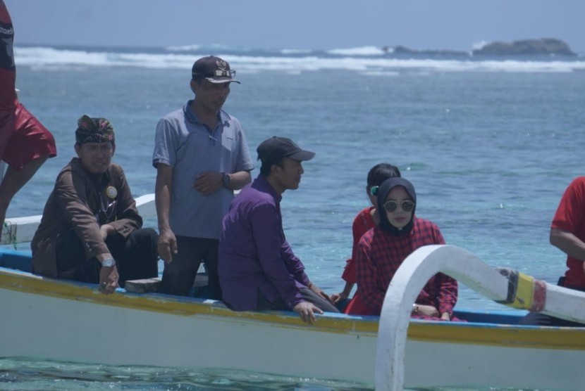 Bupati Lombok Barat Fauzan Khalid meninjau destinasi wisata di Pantai Nambung, Kecamatan Sekotong, Lombok Barat, NTB, Ahad (4/11).