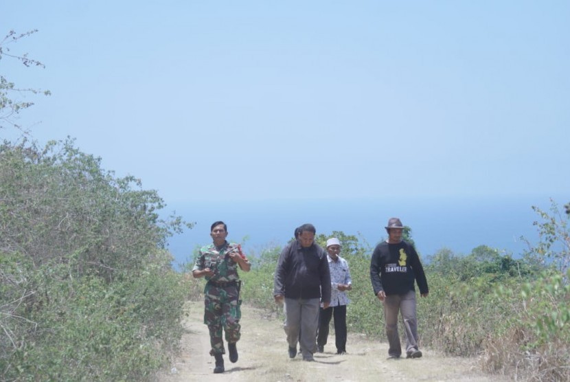 Bupati Lombok Barat Fauzan Khalid meninjau destinasi wisata di Pantai Nambung, Kecamatan Sekotong, Lombok Barat, NTB, Ahad (4/11).