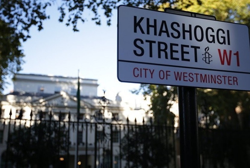 Anggota Amnesty International telah memasang papan tanda jalan di  Curzon Street di luar Kedutaan Arab Saudi di London. Pada Jumat (26/2), intelijen AS menerbitkan laporan soal pembunuhan jurnalis Jamal Khashoggi yang menyebutkan operasi pembunuhan diketahui dan disetujui oleh Pangeran Mohamed Bin Salman. (ilustrasi)