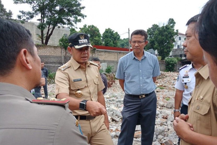 Wali Kota Bogor Bima Arya saat meninjau lokasi yang akan dibangun untuk Pedagang Kaki Lima (PKL), Selasa (6/11), Bogor. Rencananya, Pemkot Bogor akan merelokasi PKL di Jalan Surken ke lokasi di Pasar Gembrong.