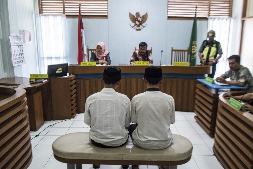 Dua terdakwa pengeroyokan Haringga Sirla yang berinisial AP (kiri) dan NSF (kanan) mengikuti sidang pembacaan putusan di Pengadilan Negeri Bandung, Jawa Barat, Selasa (6/11/2018).