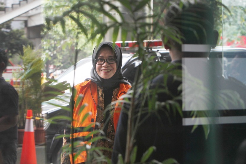 Tersangka kasus dugaan suap PLTU Riau-1 Eni Maulani Saragih bersiap menjalani pemeriksaan di Gedung KPK Jakarta, Selasa (6/11/2018).