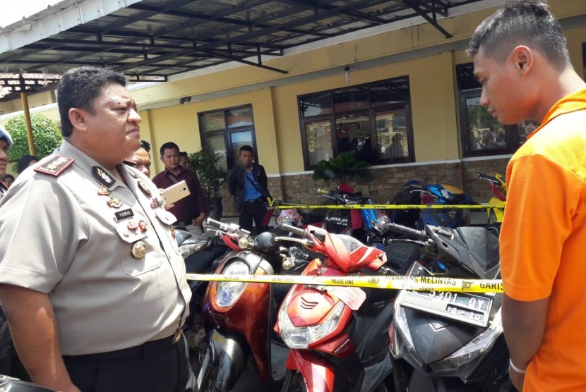 Kapolres Indramayu, AKBP M Yoris MY Marzuki menunjukkan seorang tersangka dan barang bukti pencurian sepeda motor, dalam jumpa pers di Mapolres Indramayu, Selasa (6/11). Komplotan pencuri itu telah beraksi 56 kali dalam enam bulan terakhir di wilayah Indramayu.