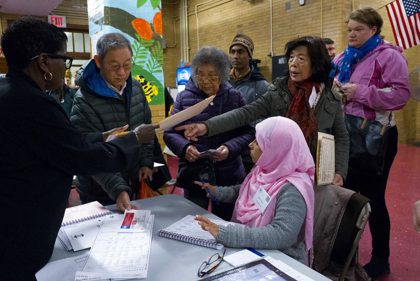 Jumlah Muslim AS Catat Rekor Baru dalam Pemilu 2020. Warga New York memberikan suara mereka pada Selasa (6/11) dalam pemilu paruh waktu Amerika Serikat.