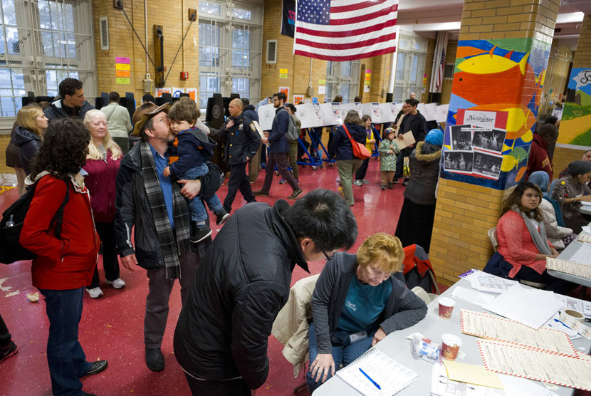 Warga New York memberikan suara mereka pada Selasa (6/11) dalam pemilu paruh waktu Amerika Serikat.