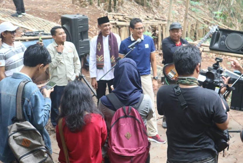 Calon Wakil Presiden (Cawapres) nomor urut 02 Sandiaga Salahuddin Uno menyambangi Hutan Kota Sangga Buana, Lebak Bulus, Jakarta, Rabu (7/11). 