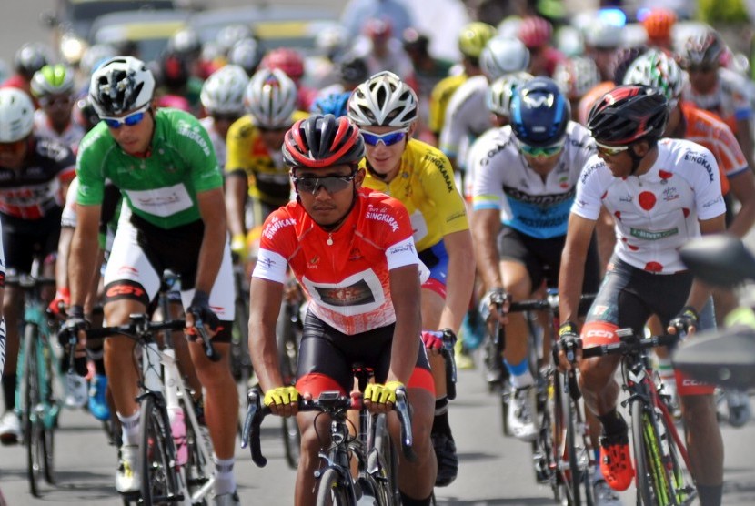 Sejumlah pebalap lepas dari garis start pada etape keempat Tour de Singkarak 2018 di Pantai Cimpago Padang, Sumatera Barat, Rabu (7/11/2018).