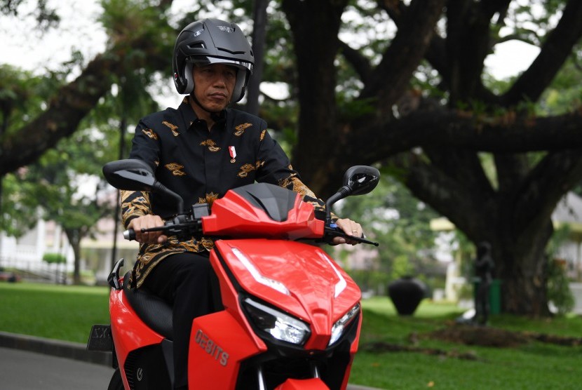 Presiden Joko Widodo menjajal motor listrik buatan dalam negeri Gesits seusai melakukan audiensi dengan pihak-pihak yang terlibat proses produksi di halaman tengah Istana Kepresidenan, Jakarta, Rabu (7/11/2018).