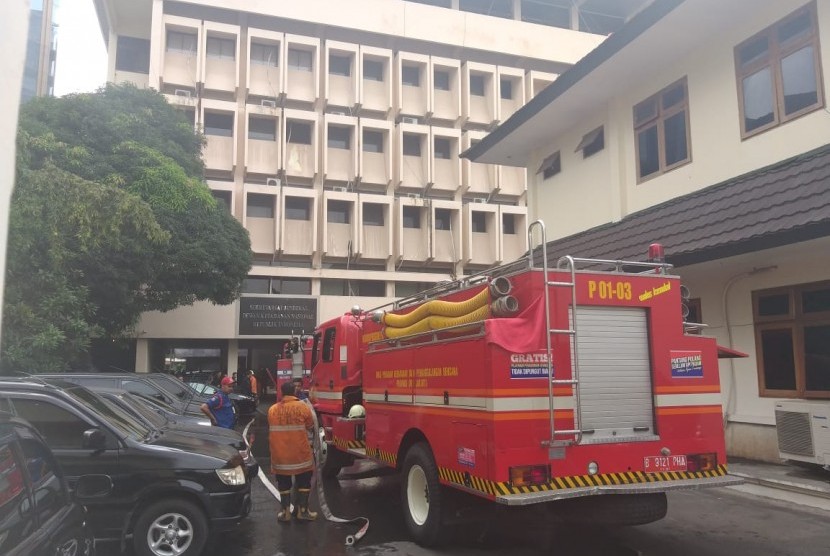 Kebakaran dan asap tebal terjadi di basement gedung Kementerian Pemberdayaan Perempuan dan Perlindungan Anak (PPPA), Jakarta Pusat pada Rabu (7/11) siang. 