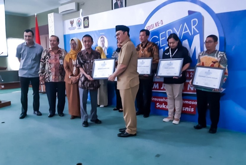 Penghargaan ICSB Indonesia Presidential Award 2018 yang diserahkan  Bupati Kulonprogo, Hasto Wardoyo kepada Direktur Innovation Center  Universitas Amikom Yogyakarta, Asro Nasiri.
