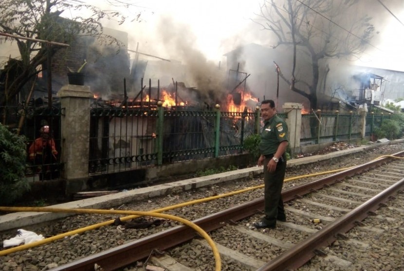Kebakaran melanda pemukiman padat di dekat rel kereta api Grogol, Jakarta Barat, Kamis (8/11) pukul 12.00 WIB.