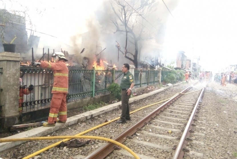 Kebakaran melanda pemukiman padat di dekat rel kereta api. Kebakaran di Klender yang sempat menghambat perjalanan kereta berhasil dipadamkan.