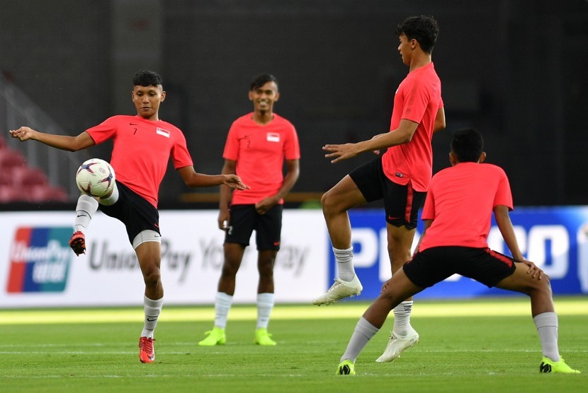 Sejumlah pemain timnas Singapura menjalani sesi latihan di Stadion Nasional, Singapura, Kamis (8/11/2018). 