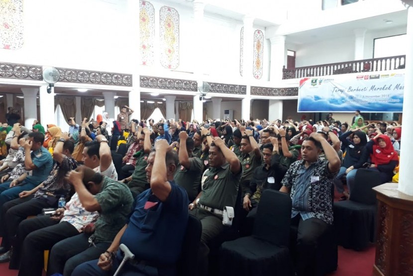 Ratusan orang mengikuti terapi untuk berhenti merokok di Kota Padang, Kamis (8/11). 