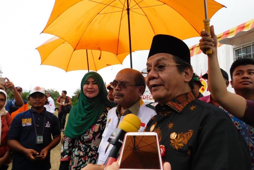 Gubernur Sulawesi Tengah Longki Djanggola meminta pemerintah kabupaten dan kota yang daerahnya dinyatakan zona merah penularan dan penyebaran COVID-19 mempertimbangkan pelaksana semi Pembatasan Sosial Berskala Besar (PSBB) atau Pemberlakuan Pembatasan Kegiatan Masyarakat (PPKM).