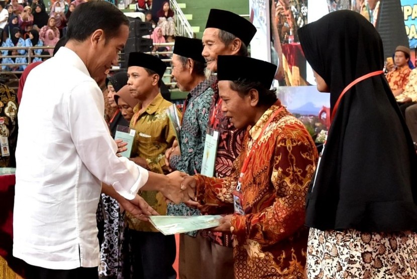 Presiden Joko Widodo menyerahkan sertifikat tanah (ilustrasi)