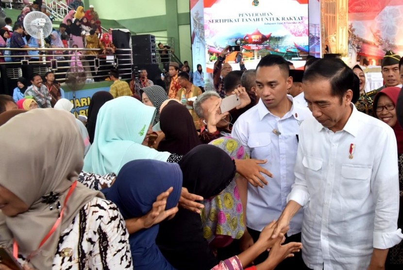 Presiden Joko Widodo menyerahkan sertifikat tanah pada warga di Tegal, Jum'at( 9/11).