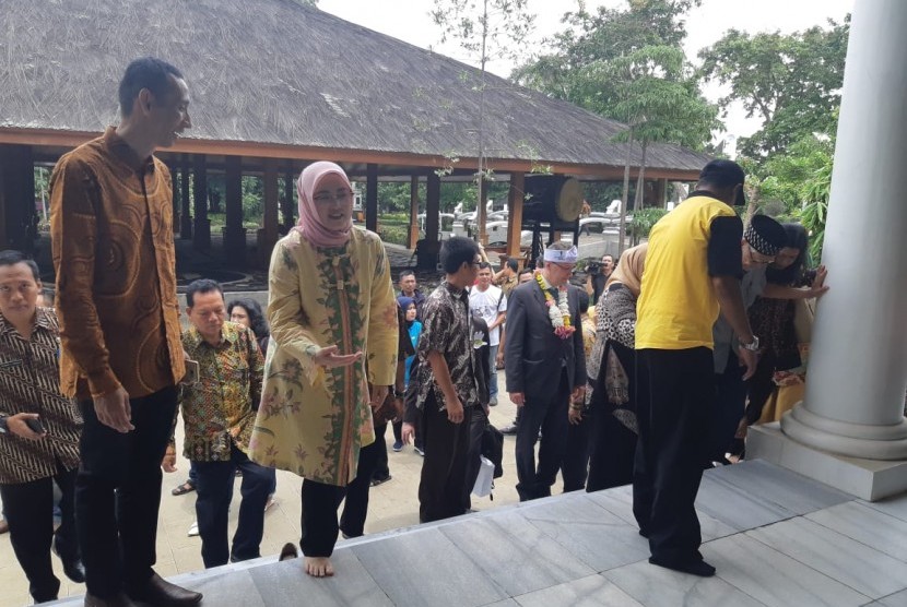 Bupati Purwakarta Anne Ratna Mustika bersama Dubes Finlandia Jari Sinkari, saat membahas soal kerja sama peningkatan kualitas pendidikan, di Gedung Negara Purwakarta, Jumat (9/11). 