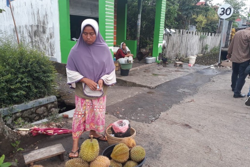 Warga terdampak gempa berjualan durian di depan lokasi pengungsian di Desa Kekait, Kecamatan Gunungsari, Lombok Barat, NTB, Jumat (9/11).