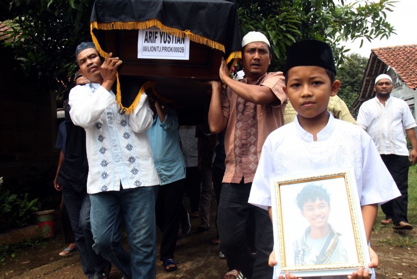 Sejumlah keluarga dan kerabat berdoa saat pemakaman korban jatuhnya pesawat Lion Air JT 610 Arif Yustian di TPU Karang Anyarm Bojong Gede, Bogor, Jawa Barat, Jumat (9/11/2018).
