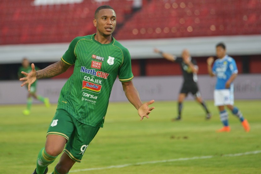 Pesepak bola PSMS Medan Felipe Dos Santos Martins berekspresi setelah berhasil membobol gawang Persib Bandung dalam pertandingan Sepak Bola Liga 1 di Stadion I Wayan Dipta, Gianyar, Bali, Jumat (9/11/2018). 