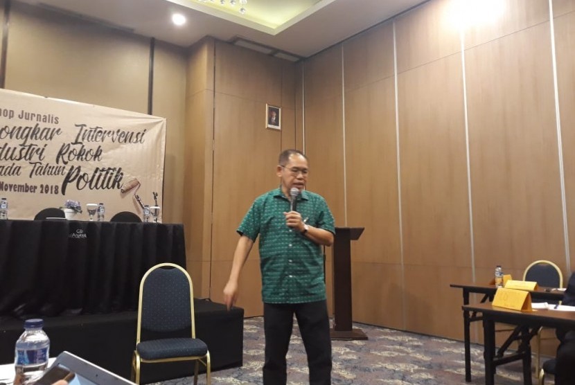 Ketua Indonesian Health Economic Asssociation (InHEA) atau Asosiasi Ekonomi Kesehatan Indonesia, Prof Hasbullah Thabrany di Workshop AJI Jakarta, Bogor, Jumat (9/11).