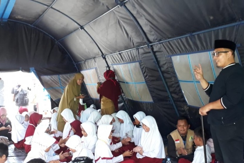 Ketua Askar Kauny Bobby Herwibowo melihat para siswa di Pesanten An Nur Buuts belajar di tenda atau sekolah darurat di Kota Palu Sulawesi Tengah Senin (12/11).