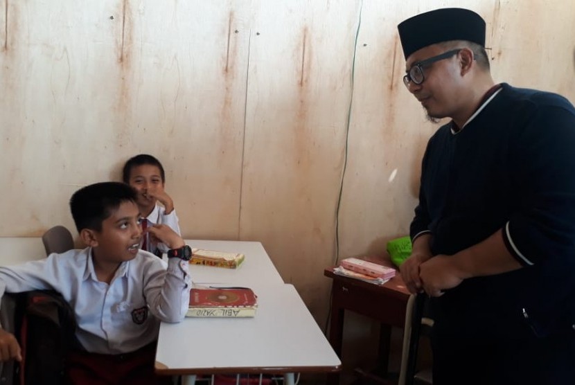 Ketua Askar Kauny Bobby Herwibowo melihat para siswa di Pesanten An Nur Buuts belajar di tenda atau sekolah darurat di Kota Palu Sulawesi Tengah Senin (12/11).