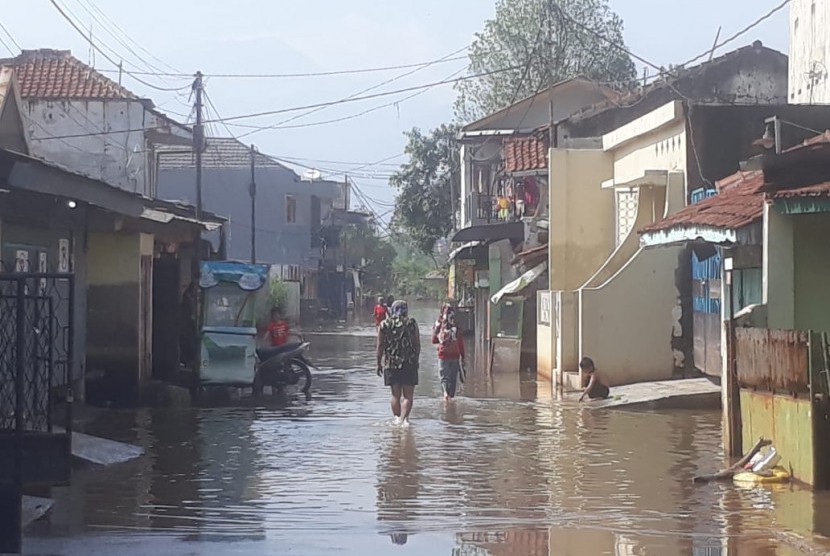 Banjir di wilayah Dayeuhkolot, Senin (12/11) menyebabkan arus lalu lintas menjadi terhambat. Hujan deras mengakibatkan meluapnya sungai Citarum.