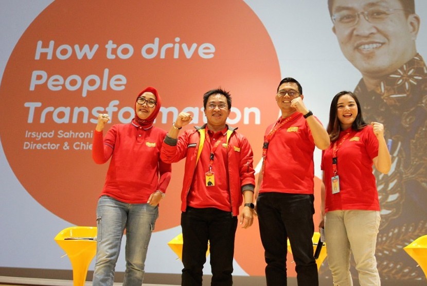 Tampak pada gambar, Director & Chief Human Resources Officer Indosat Ooredoo, Irsyad Sahroni (dua dari kiri), Group Head Corporate Communications Indosat Ooredoo, Turina Farouk (paling kiri), Division Head Talent Acquisition Indosat Ooredoo, Bimas Abimanyu (dua dari kanan) dan Employee Development Officer Indosat Ooredoo, Rachel Olivia (paling kanan) berfoto bersama setelah pemaparan Transformasi People di Jakarta (12/11).