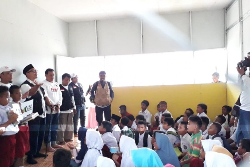 Relawan Askar Kauny memberikan trauma healing dengan pendekatan Alquran yakni menghapal Alquran di SD Balaroa Kota Palu Sulawesi Tengah Selasa (13/11)