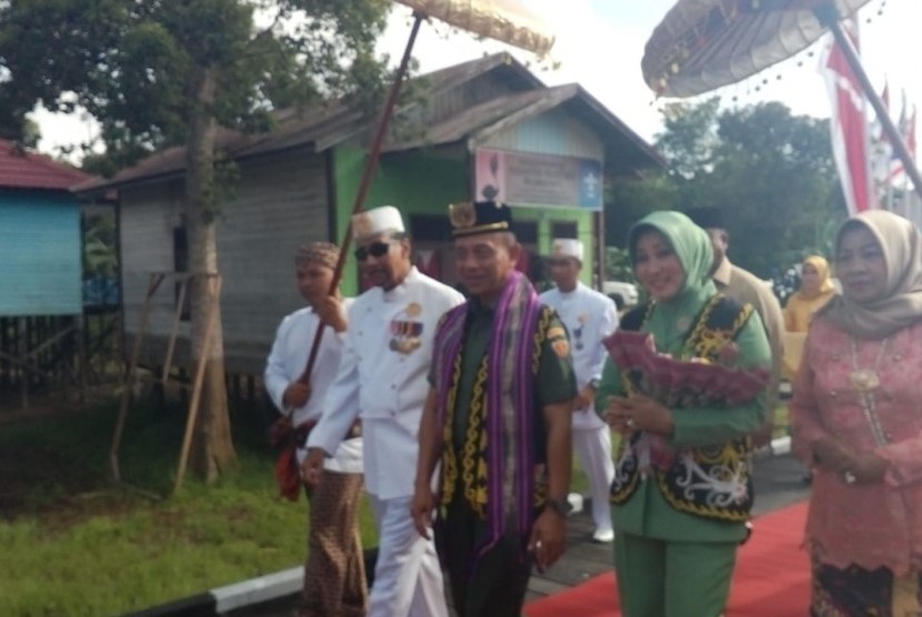 Kepala Staf Angkatan Darat (KSAD) Jenderal TNI Mulyono hadiri penutupan TNI Manunggal Membangun Desa (TMMD) pada Senin, (13/11) di Desa Melintang Kecamatan Muara Wis, Kabupaten Kutai Kertanegara, Provinsi Kalimatan Timur.