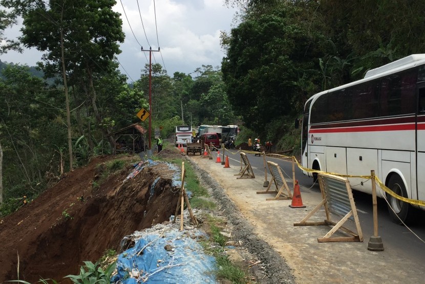 Jalan Lingkar Gentong di Kecamatan Kadipaten,  Kabupaten Tasikmalaya, Jawa Barat tengah melalui proses perbaikan.  