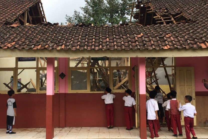 Salah satu ruangan di SD Negeri Kertajaya, Desa Kawitan,  Kecamatan Salopa, Kabupaten Tasikmalaya, Jawa Barat tiba-tiba berantakan.  Hal itu terjadi setelah atap ruangan tersebut roboh pada Senin (12/11)  siang.