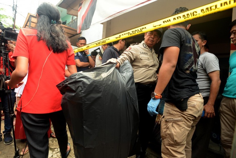 Pembunuhan satu keluarga di kawasan Jati Rahayu Pondok Melati Bekasi, Selasa (13/11).