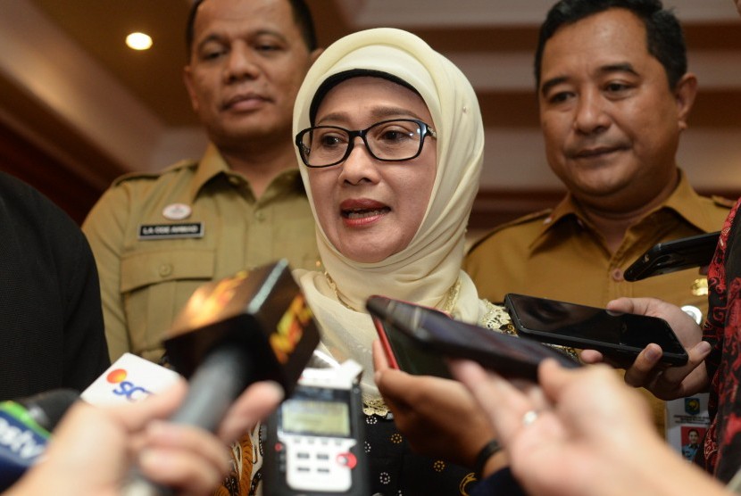 Bupati Indramayu Anna Sopanah memberikan keterangan usai bertemu Menteri Dalam Negeri, Tjahjo kumolo di Kementrian Dalam Negeri, Jakarta, Selasa (13/11).