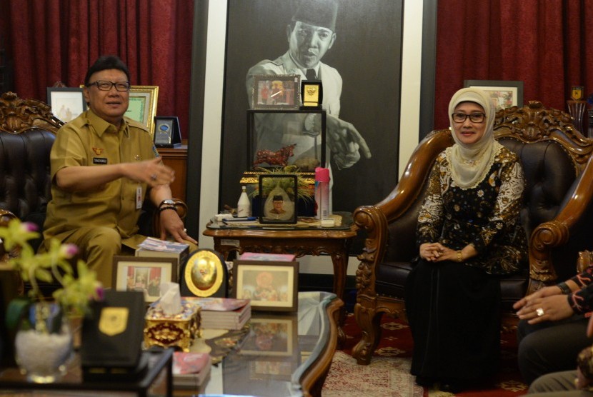Bupati Indramayu Anna Sophana (kanan)  berbincang  dengan Menteri Dalam Negeri, Tjahjo kumolo(kiri) saat mengadakan pertemuan  di Kementrian Dalam Negeri, Jakarta, Selasa (13/11).